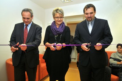 Zleva: Jiří Drastík, Jaroslava Rovňáková a Martin Štěpánek stříhají symbolicky pásku k otevření Domu na půl cesty. FOTO: Jiří Urban