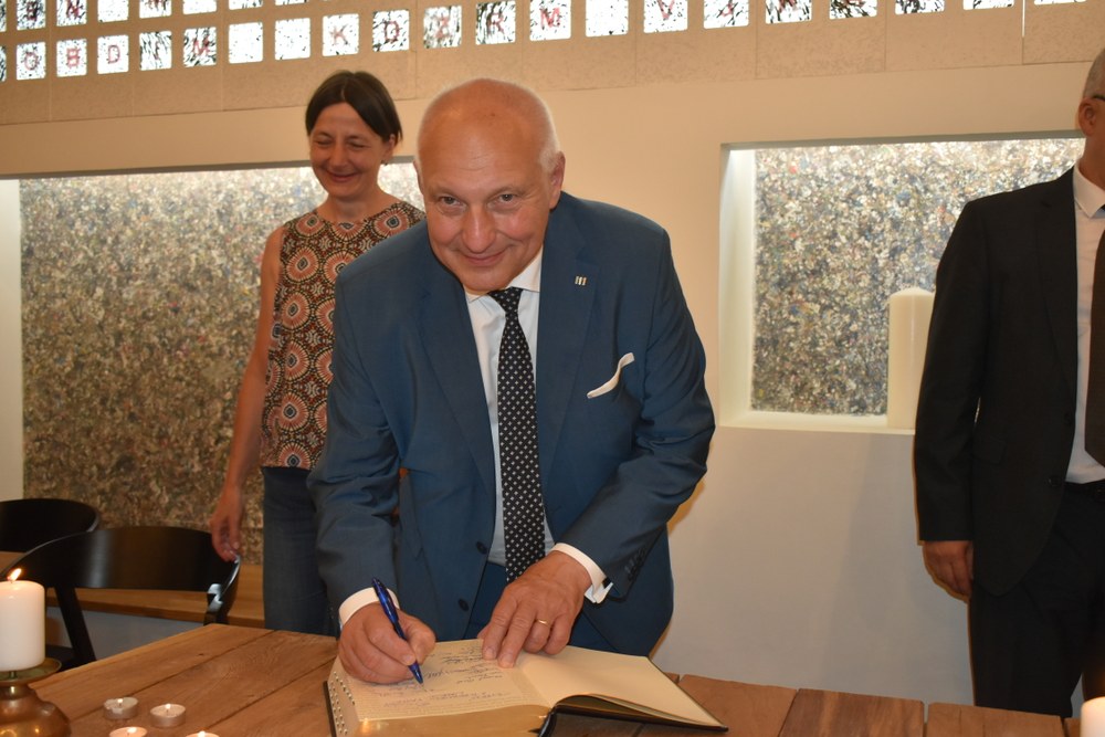 Kapli popřál vše dobré také náměstek primátora Zbyněk Pražák Kapli popřál vše dobré také náměstek primátora Zbyněk Pražák