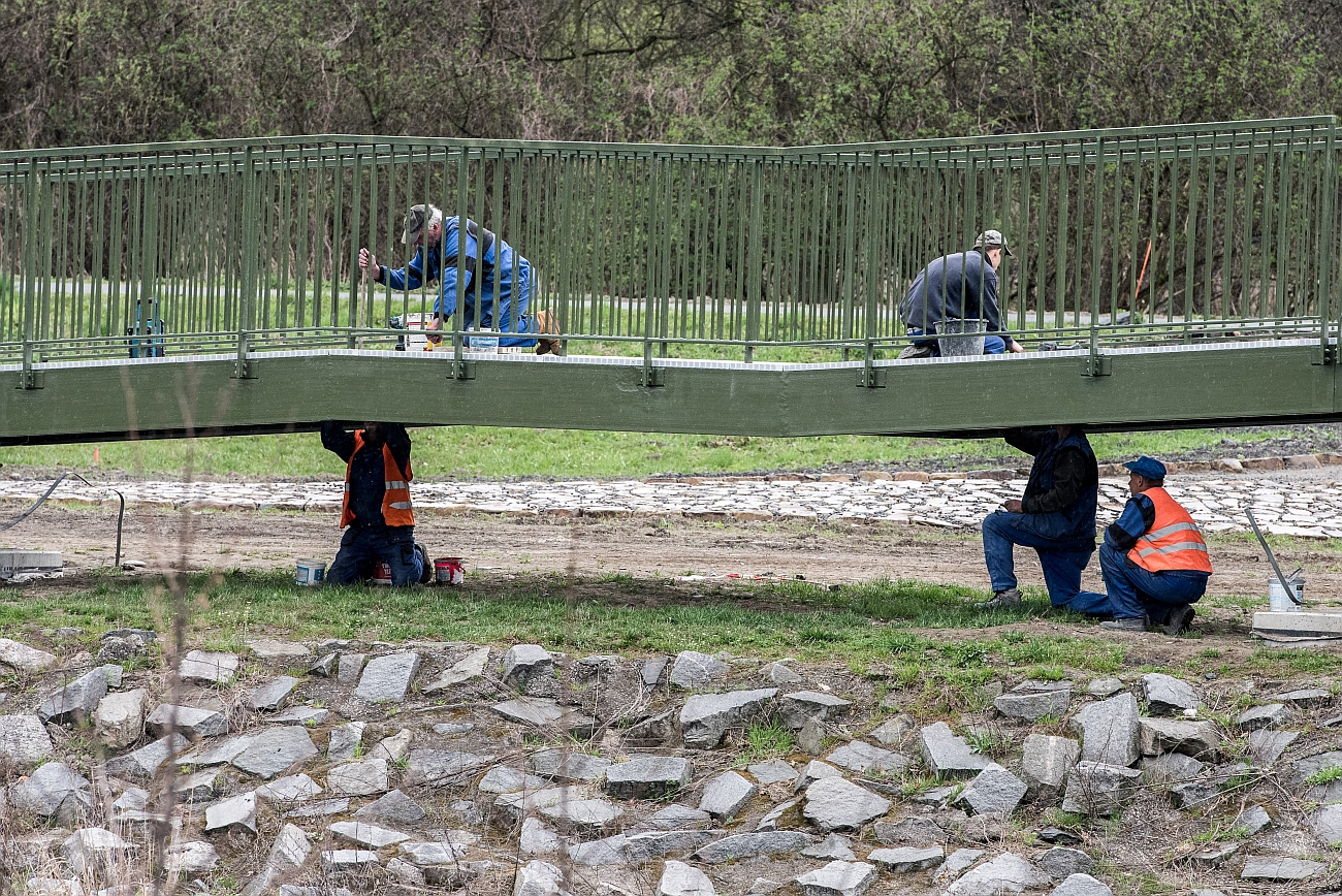 Ilustrační foto, stavba lávky s cyklostezkou v Hrabové. Foto: Lukáš Kaboň. Ilustrační foto, stavba lávky s cyklostezkou v Hrabové. Foto: Lukáš Kaboň.