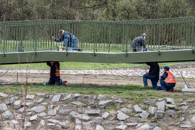 Ilustrační foto, stavba lávky s cyklostezkou v Hrabové. Foto: Lukáš Kaboň.