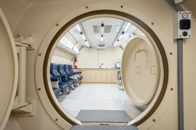 Pohled z hyperbarické komory MNO. Foto: Jiří Zerzoň