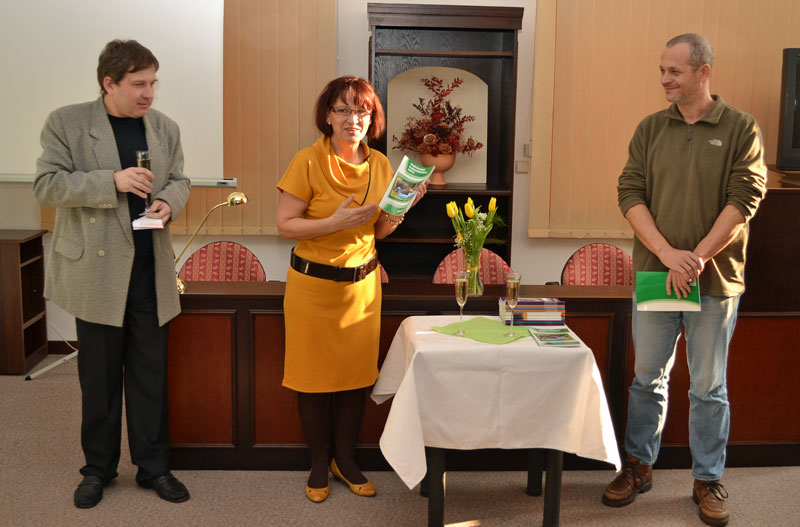 FOTO: Při křtu kalendária (zleva) autor M. Juřica, B. Przybylová a P. Čolas