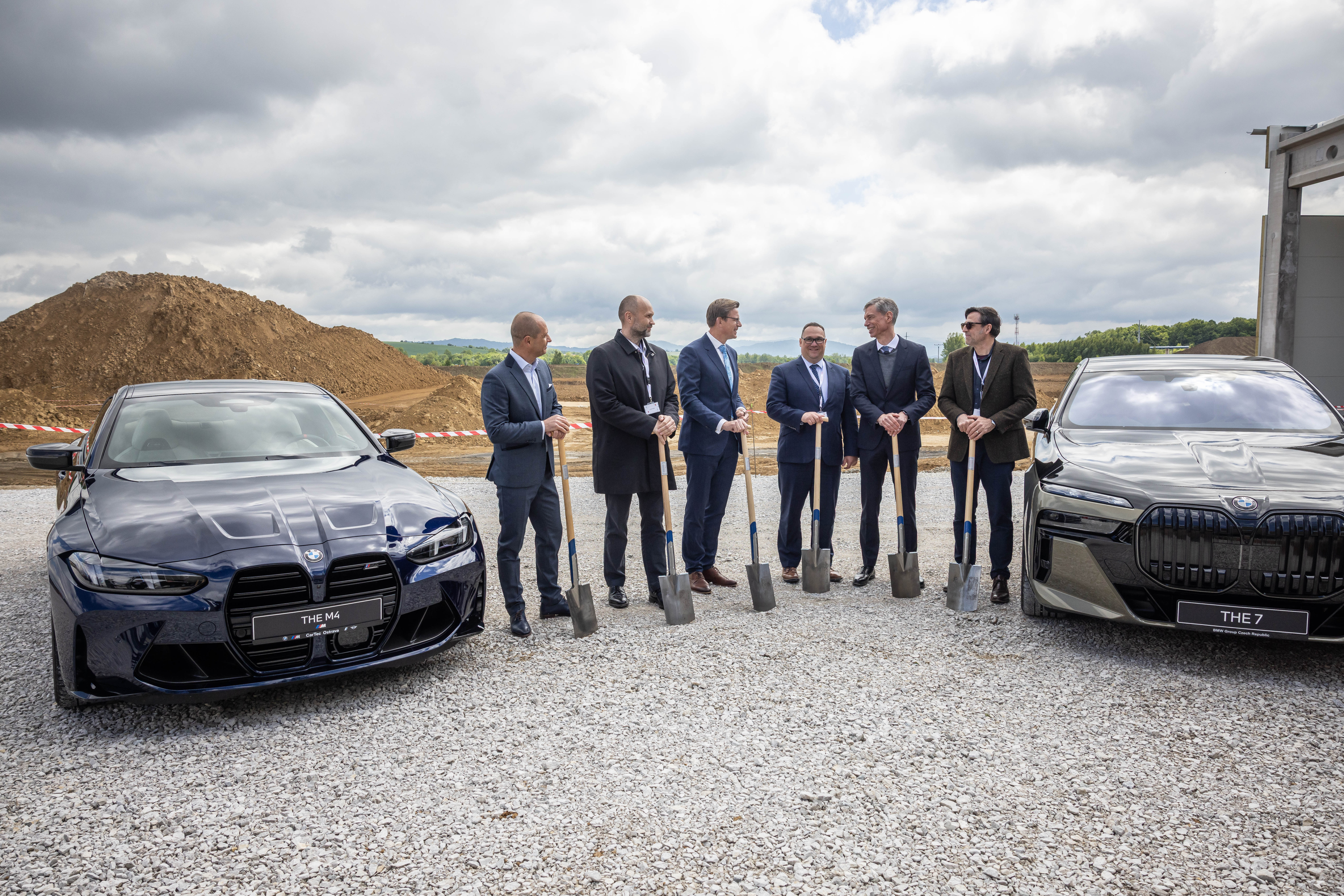 Klíčoví aktéři projektu před symbolickým vysazováním lip