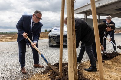 Jednu ze symbolických lip zasadil v budoucím logistickém areálu ostravský primátor Jan Dohnal. Foto: Jiří Zezoň