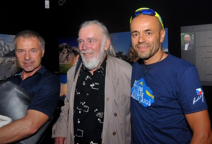 Horolezci Leopold Sulovský (vlevo) a Radek Jaroš na vernisáži. 