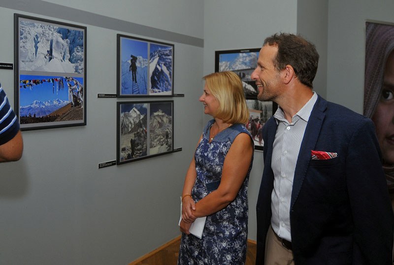 Primátor Tomáš Macura při prohlídce výstavy.