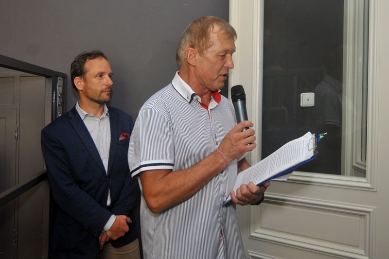 Úvodní slovo ředitele festivalu outdoor. filmů Jiřího Kráčalíka.