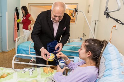 Dárky udělaly malým pacientům radost. Foto: Jiří Zerzoň