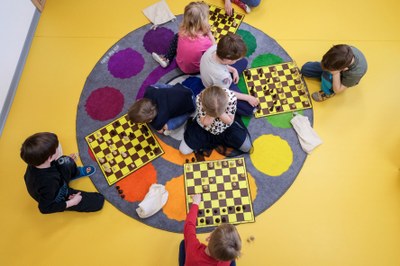 Předškoláci z MŠ Klubíčko „žhaví bedny" nad šachovnicemi. Autor: Adolf Horsinka