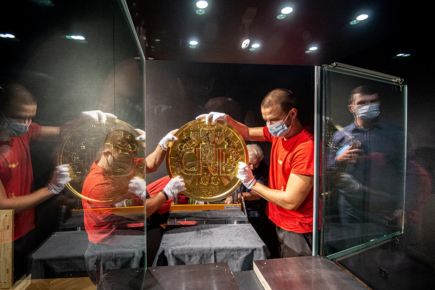 Obří zlatá mince v hodnotě 100 milionů korun. Foto: Lukáš Kaboň. Obří zlatá mince v hodnotě 100 milionů korun. Foto: Lukáš Kaboň.