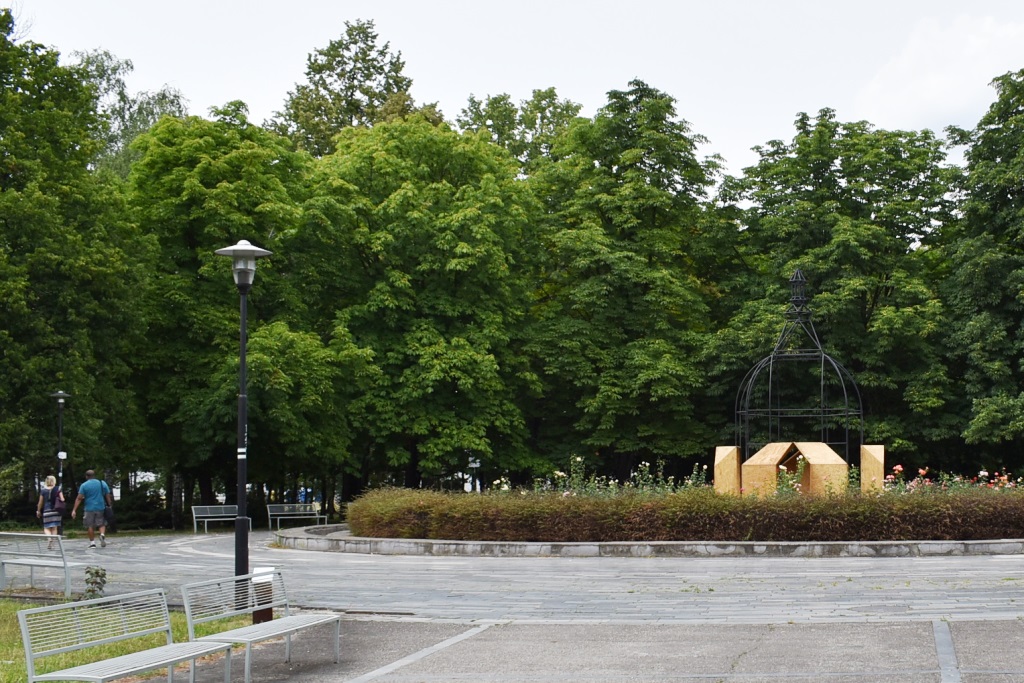Instalace v sadu Dr. Horákové připomíná, že v tomto místě stálo kubistické krematorium. 