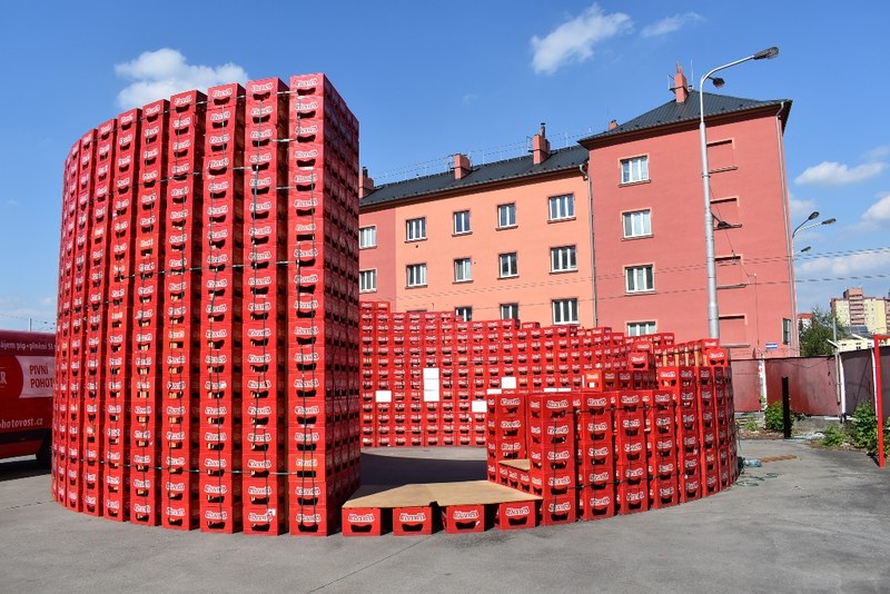 Přepravky u pivovaru se proměnily ve vyhlídkovou věž. 