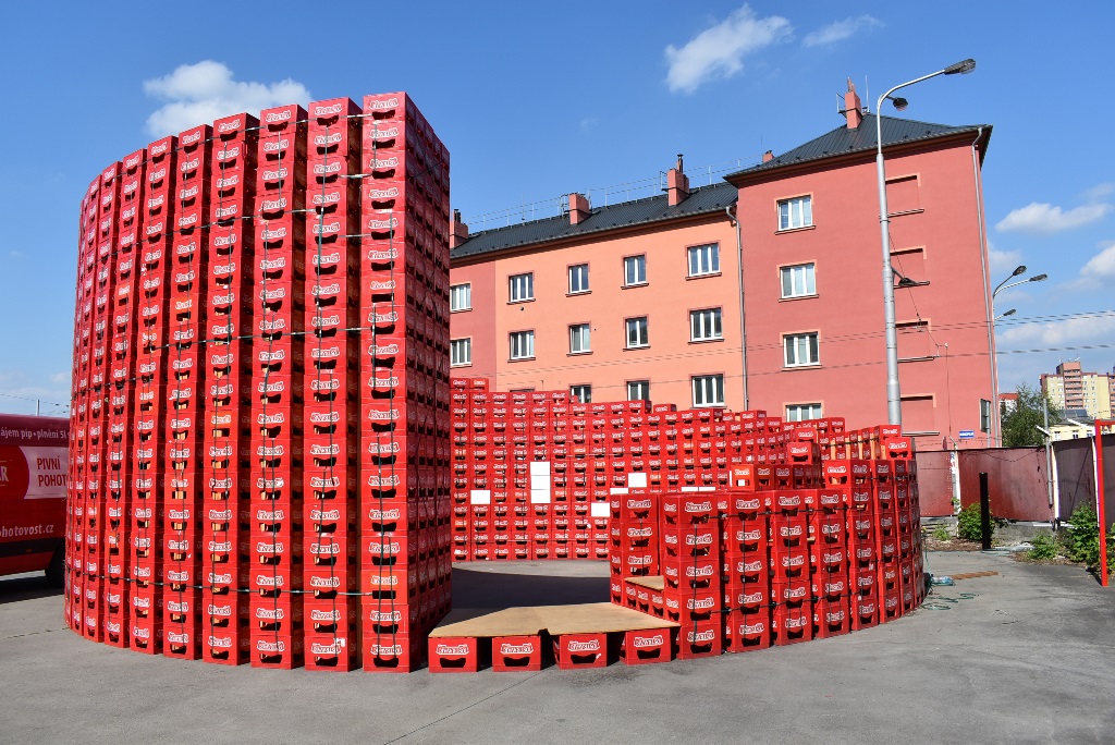 Přepravky u pivovaru se proměnily ve vyhlídkovou věž. 