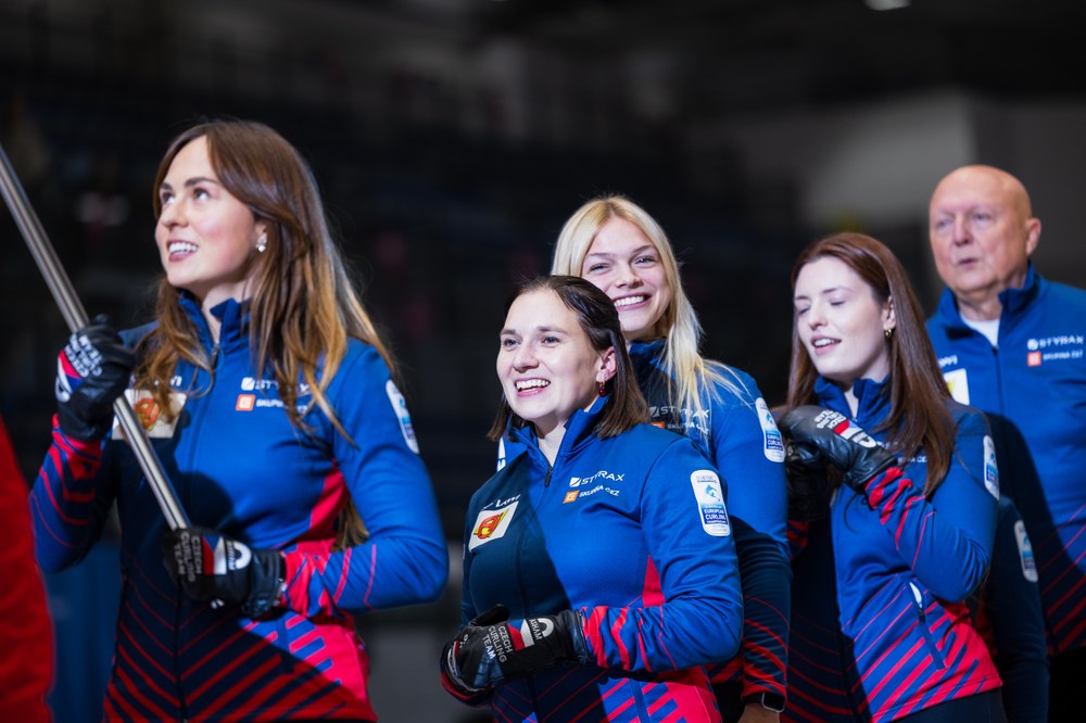 Nástup české reprezentace žen v průběhu slavnostního zahájení. Foto: Český curling