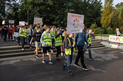 Pěšky do školy - s úsměvem. Foto: Jiří Zerzoň