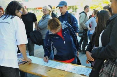 Foto: Lidé se mohli podepisovat na šálu, aby vyjádřili solidaritu s lidmi v nepříznivé životní situaci. Snímky na stránce: Jiří Urban