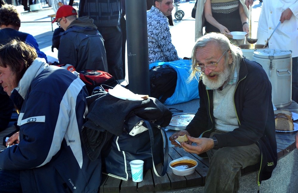 Tradiční šálek charitní polévky pro potřebné