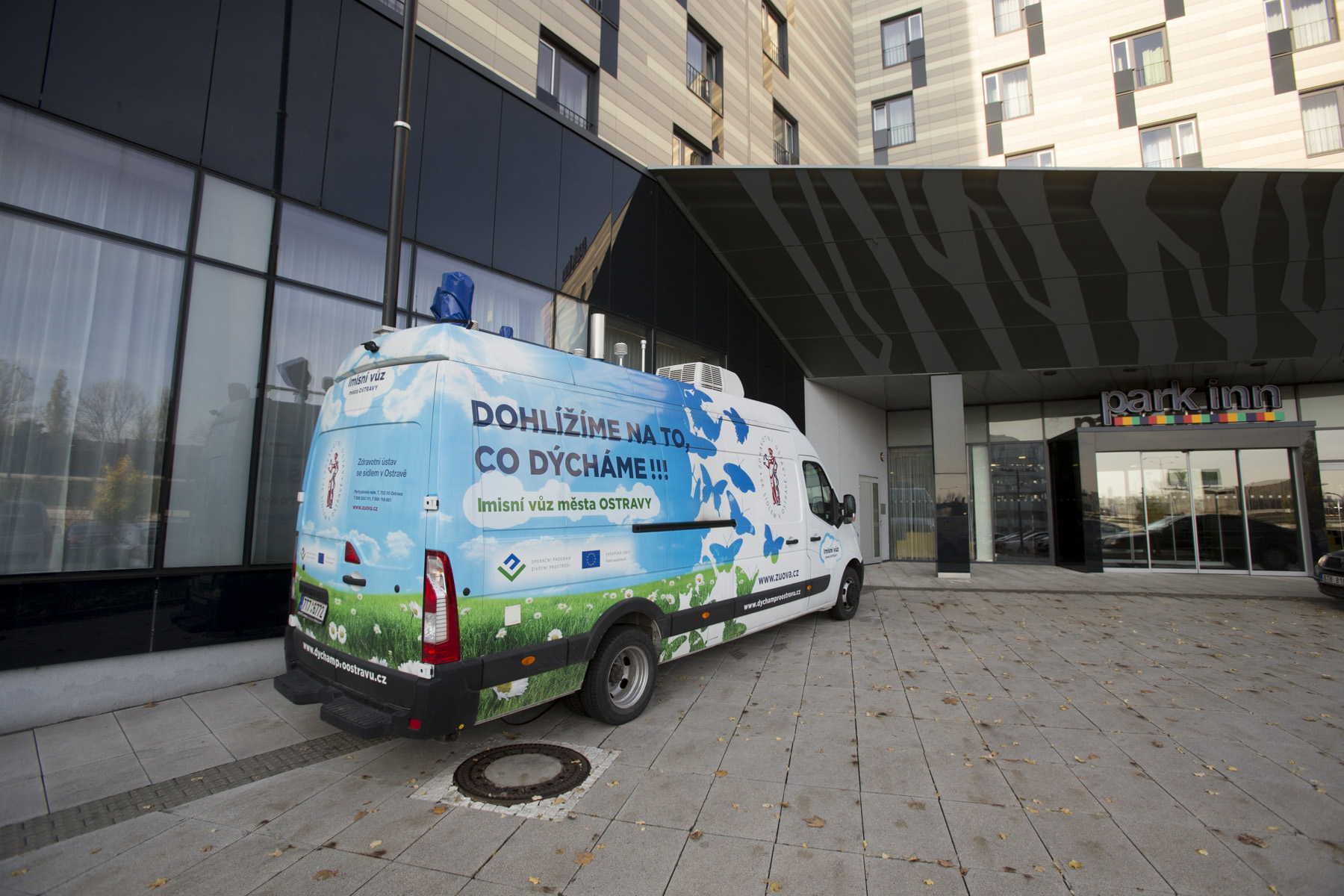 Před místem konání konference se prezentoval Měřicí vůz města Ostravy