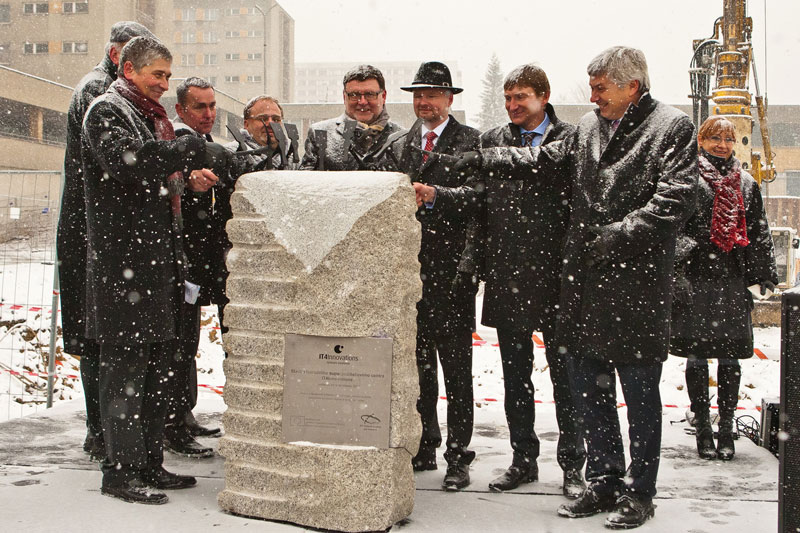 Ministři vlády ČR, hejtman, primátor aj. zahajují stavbu IT4I. Foto: J. Zerzoň