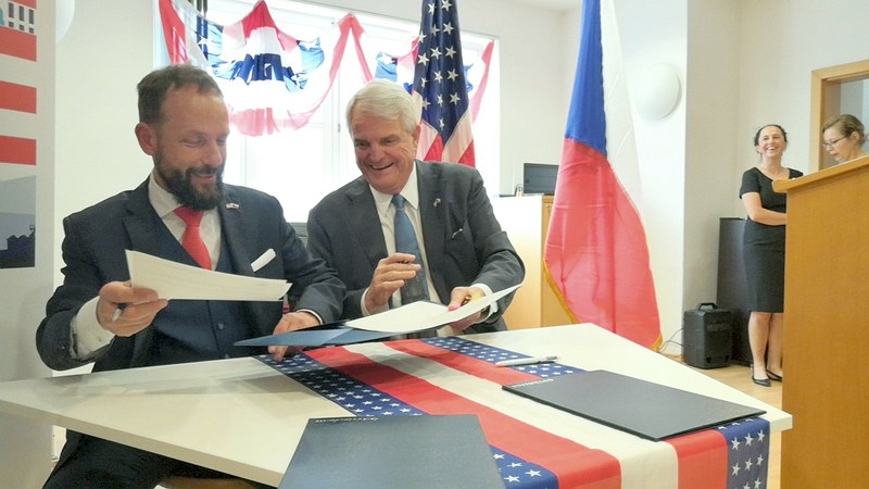 Memorandum podpsali primátor Ostravy Tomáš Macura a americký velvyslanec Stephen B. King. Memorandum podpsali primátor Ostravy Tomáš Macura a americký velvyslanec Stephen B. King.