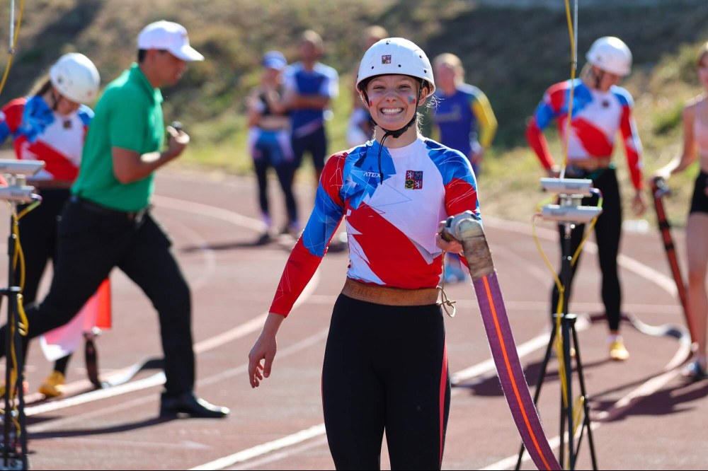 Hasička ze zlatého českého týmu na vůbec prvním evropském šampionátu v požárním sportu (Dolna Banya, Bulharsko). Foto: SH ČMS Hasička ze zlatého českého týmu na vůbec prvním evropském šampionátu v požárním sportu (Dolna Banya, Bulharsko). Foto: SH ČMS