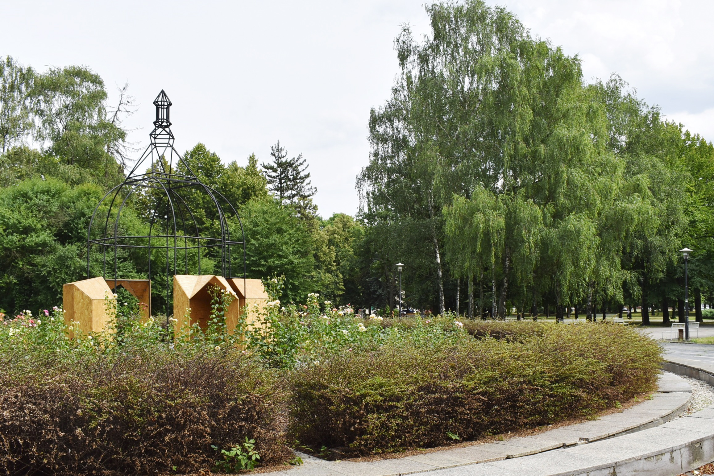 V Sadu Milady Horákové zůstane instalace Zapomenuté krematorium, která připomíná původní účel místa. Foto: MMO. V Sadu Milady Horákové zůstane instalace Zapomenuté krematorium, která připomíná původní účel místa. Foto: MMO.