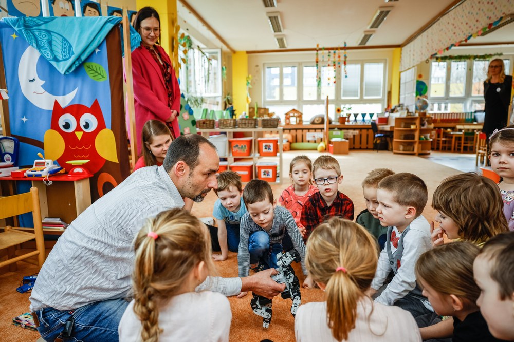 Radní pro vzdělávání a školství Andrea Hoffmannová sleduje průběh projektu Numeráčci v jedné z ostravských mateřinek. Foto: Jiří Zerzoň