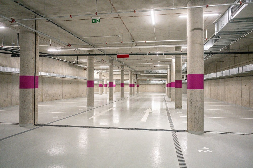 Uvnitř multifunkčního parkovacího domu poblíž Městské nemocnice Ostrava. Foto: Lukáš Kaboň