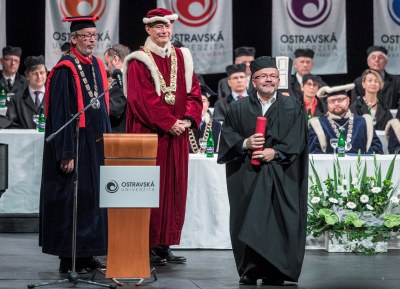 Diplomy převzalo z rukou rektora Jana Laty 36 úspěšných absolventů doktorského studia. Foto: Jiří Zerzoň