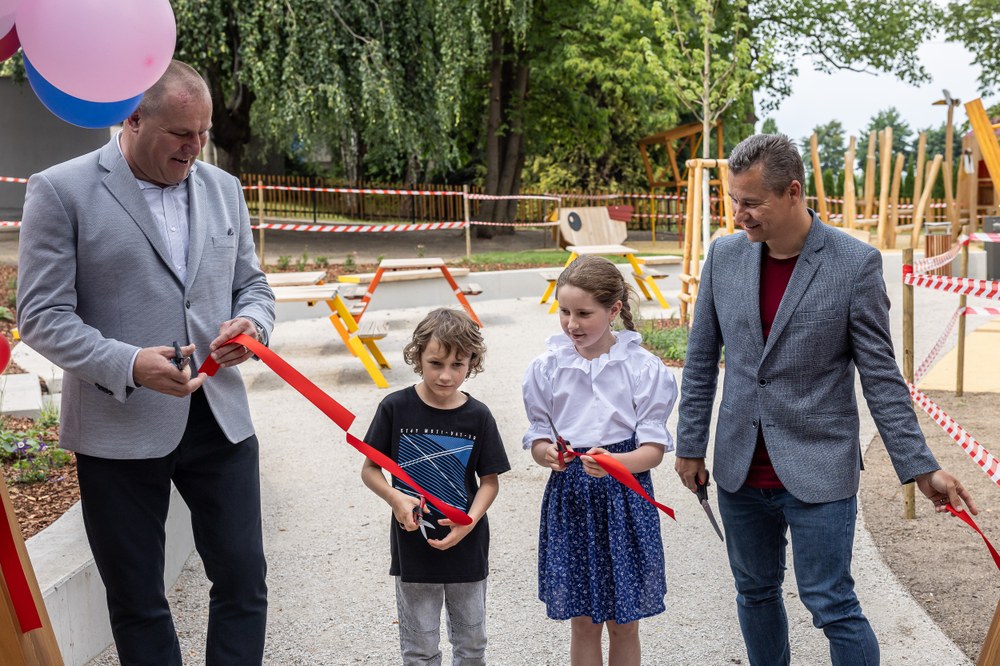 Slavnostního přestřižení pásky se zúčastnil také náměstek primátora Aleš Boháč (první zprava), spolu se starostou obce  Pavlem Bochniou