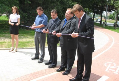 Foto: Otevření cyklostezky. Starosta Poruby L. Palyza (zprava), náměstek hejtmana M. Novák, náměstek primátora A. Boháč a V. Ondruš (Vostav Morava).