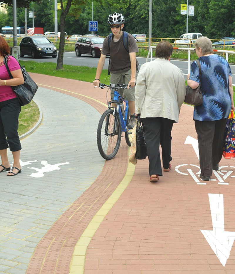 Dámy! Jen pro cyklisty. Chodník máte vedle!