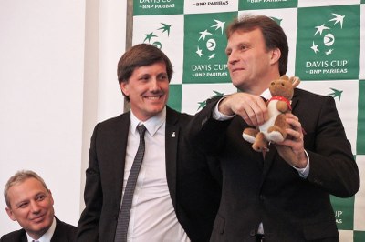 Lumír Palyza losuje dvojice pro utkání DC Česko-Austrálie. Foto: J. Urban