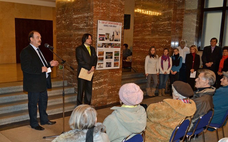 Kurátor výstavy V. Bulawa při vernisáži