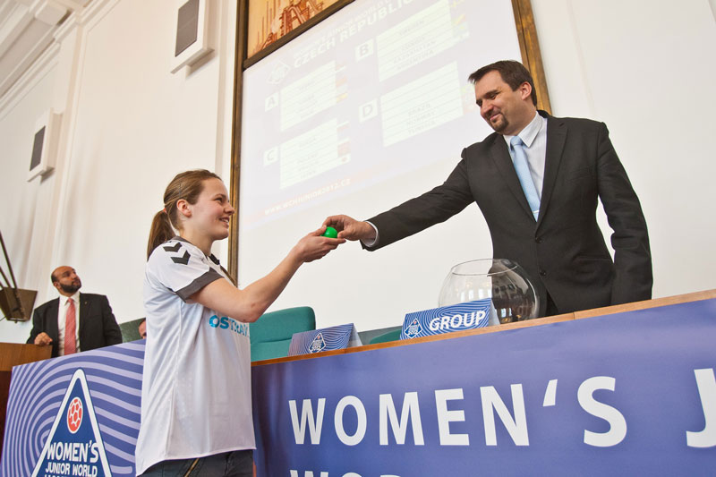 M. Štěpánek losuje skupiny MS v házené