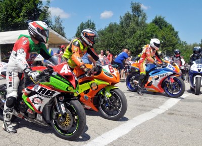 Na startu to hýřilo barvami a nádhernými stroji. Foto: Jiří Urban