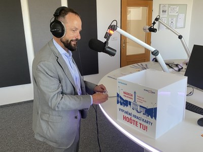 Primátor Tomáš Macura losuje vítěze elektrokoloběžky. Foto: Hitrádio Orion