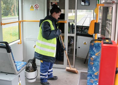 Čištění tramvají zajišťují pracovnice vybrané ve spolupráci s Agenturou pro sociální začleňování. Foto: B. Krzyžanek