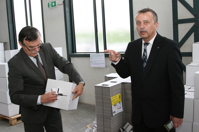 M. Kvarčák a I. Krčmář ukazují kartonové „krabice“.