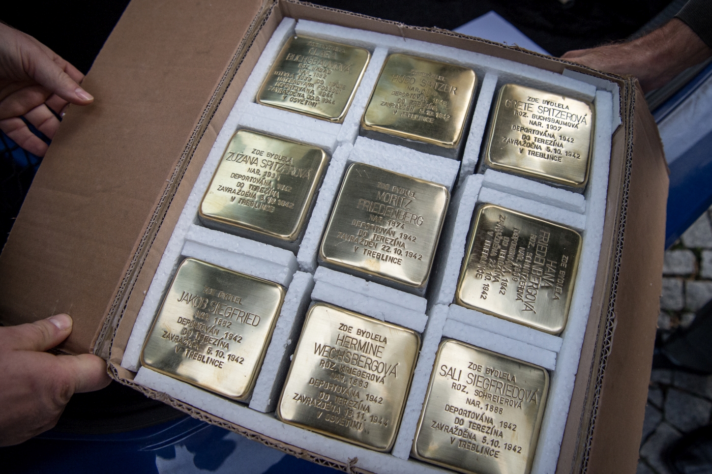 Všech devět instalovaných Stolpersteine
