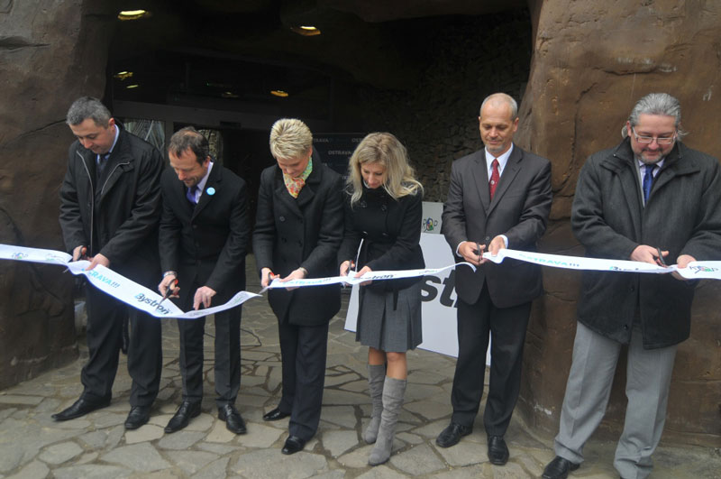 Slavnostní přestřižení pásky u pavilonu Evoluce.