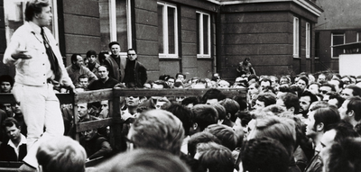 Václav Havel na shromáždění u tehdejšího Domu kultury NHKG