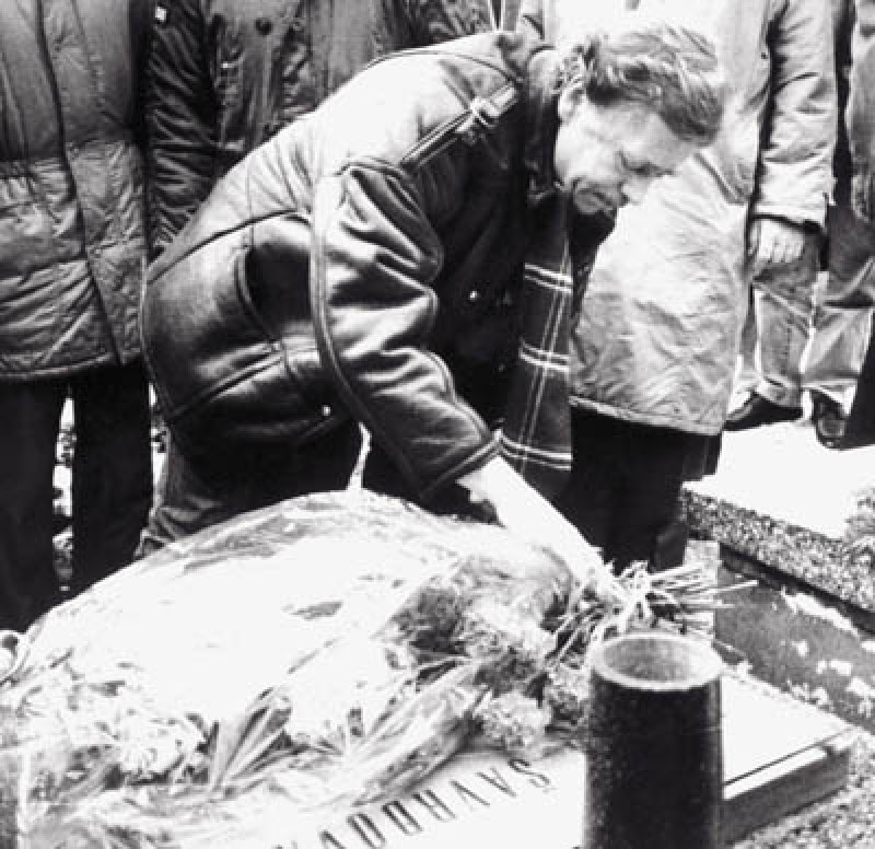 Václav Havel u hrobu ostravského disidenta Jaromíra Šavrdy v lednu 1990. Foto: AMO Václav Havel u hrobu ostravského disidenta Jaromíra Šavrdy v lednu 1990. Foto: AMO