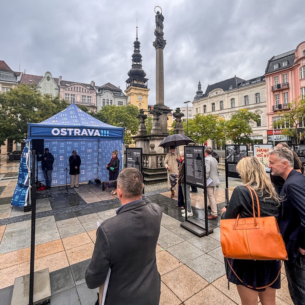 Zahájení výstavy k nedožitým devadesátinám Václava Havla na Masarykově náměstí v Ostravě. Foto: Adolf Horsinka Zahájení výstavy k nedožitým devadesátinám Václava Havla na Masarykově náměstí v Ostravě. Foto: Adolf Horsinka