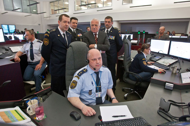 K foto: Václav Klaus v dispečerském sále integrovaného centra