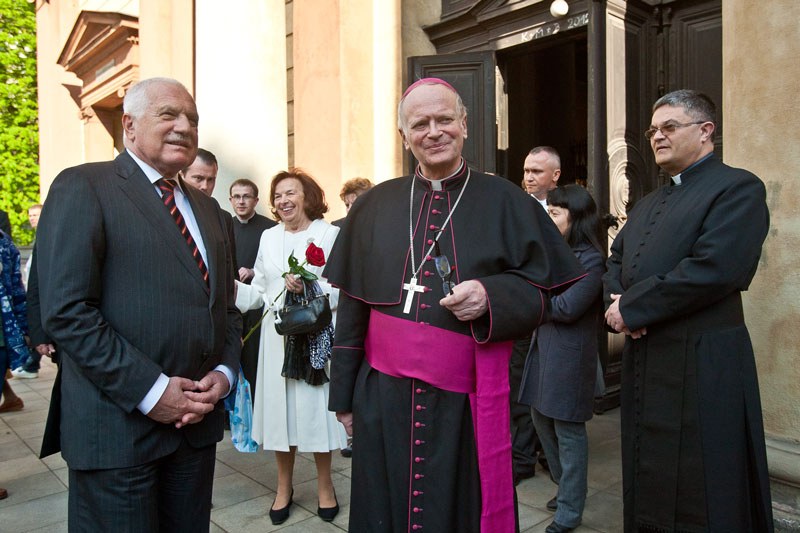 Před vstupem do Katedrály Božského spasitele