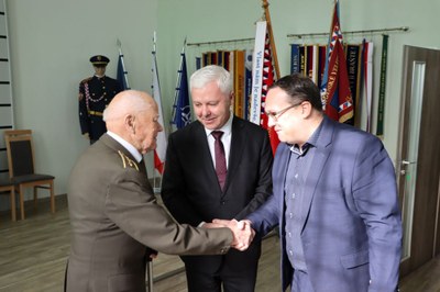 Plukovník Ihnatík přijímá gratulace od moravskoslezského hejtmana a ostravského primátora. Foto: Jiří Zerzoň