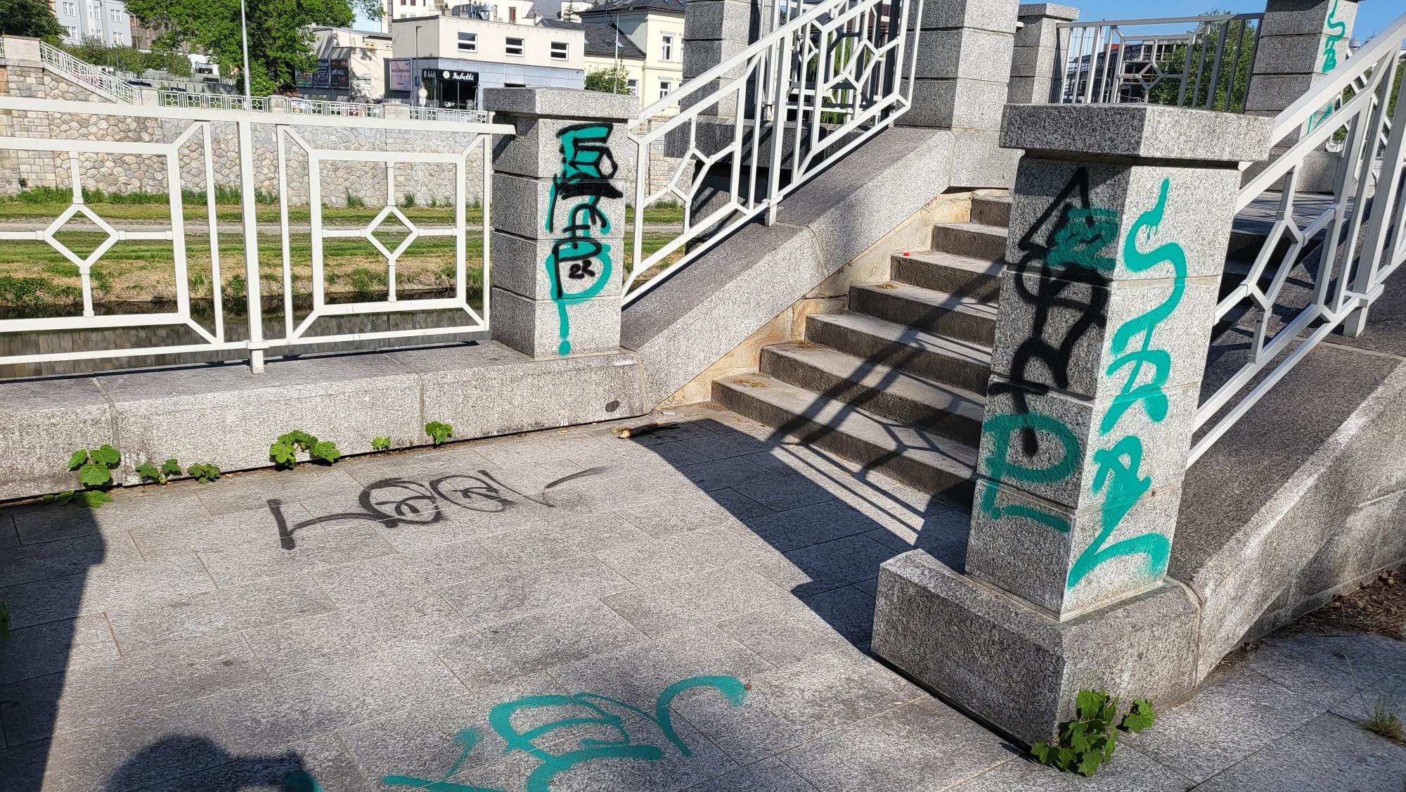 Přesvědčivý důkaz lidské hlouposti a naprosté neúcty k práci druhých. Foto: MMO