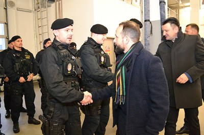 Primátor Tomáš Macura přeje poklidnou službu strážníkovi v Integrovaném výjezdním centru v Přívoze. Foto: René Stejskal