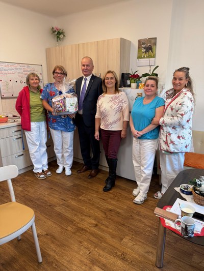 Náměstek primátora Jiří Vávra s vedoucími pracovnicemi Domova Iris. Foto: Alexandra Uherková